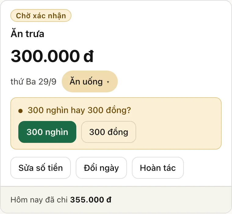 Thẻ Chờ xác nhận: Ăn trưa, 300.000 đ, thứ Ba 29/9, Ăn uống. Câu hỏi 300 nghìn hay 300 đồng, với hai nút 300 nghìn và 300 đồng. Hôm nay đã chi 355.000 đ.